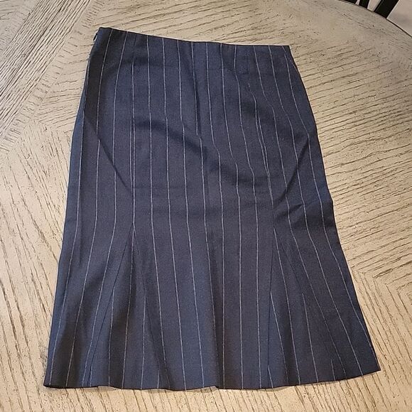 Theory pinstripe wool mid length skirt size 2 - Picture 4 of 4